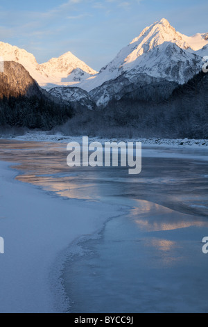 In inverno il Chugach National Forest, lungo il quarto di luglio Creek, Seward, Alaska. Foto Stock