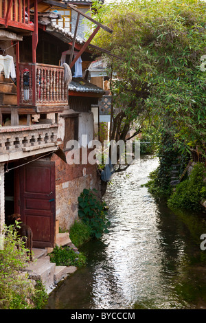 Una zona isolata e tranquilla della antica città di Lijiang, nella provincia dello Yunnan in Cina. JMH4754 Foto Stock