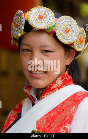 Giovane donna Naxi in costume tradizionale a Lijiang old town, nella provincia dello Yunnan in Cina. JMH4763 Foto Stock