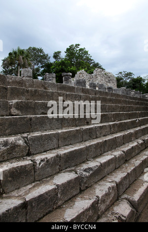 Scale in pietra vicino a colonne del tempio di mille guerrieri, CHICHEN ITZA, Yucatan, Messico Foto Stock