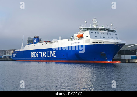 DFDS Tor Line Ro-Ro freighter Tor Corona ormeggiato a Frihavnen Porto di Copenhagen in Danimarca Foto Stock