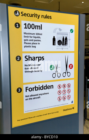 Cartello segnaletico che mostra oggetti pericolosi, vietati e vietati al controllo di sicurezza – al check-in dei passeggeri – all'aeroporto Heathrow di Londra T1. REGNO UNITO Foto Stock