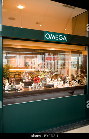 Gioielliere / Gioiellerie / store nella vendita di Ginevra Swiss made Omega orologi da polso. Geneve. La Svizzera. Foto Stock