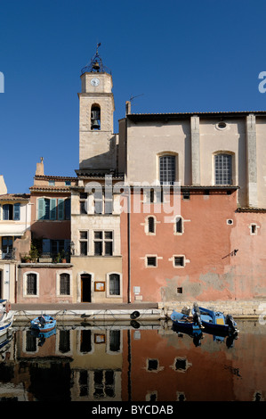 Canal & Eglise o Chiesa di Ste-Madeleine-de-l'Île, o Santa Maria Maddalena, Isola di Brécon, Martigues ("la Venezia della Provenza"), Provenza Francia Foto Stock