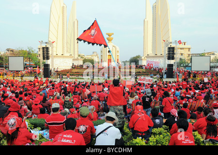 Anti-governo rosso-shirt protestando per un grande raduno al monumento della democrazia a Bangkok in Tailandia Foto Stock