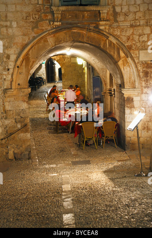 Cena su vecchie strade di Dubrovnik, costa dalmata, centro storico, Croazia Foto Stock