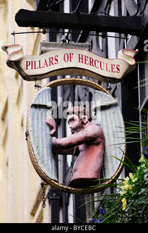 Colonne d'Ercole Pub segno, Greek Street, Soho, London, England, Regno Unito Foto Stock