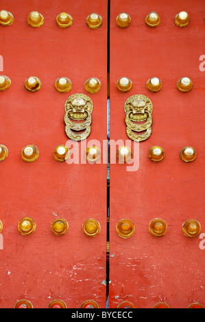 Ornati pesanti battenti della porta su un cancello, il Tempio del Cielo a Pechino, Cina. Foto Stock