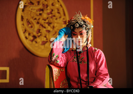 La Cina opera attrice sedersi in una sedia Foto Stock