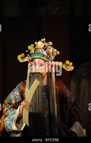 La Cina opera l'uomo con la barba lunga Foto Stock