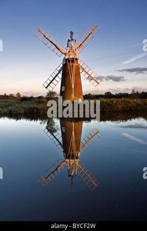 Turf Fen mulino a vento vicino come collina sul fiume Ant , Norfolk Broads Foto Stock