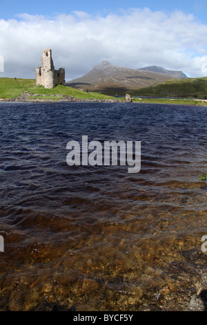 Situato sulle sponde del Loch Assynt, Ardvreck Castle risale alla metà del XVI secolo. Foto Stock