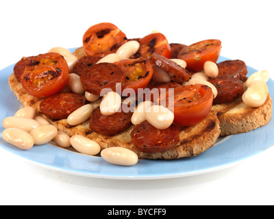 In italiano o in stile mediterraneo salamino piccante Salsiccia e Fagioli Cannellini su Toast contro uno sfondo bianco con nessun popolo e un tracciato di ritaglio Foto Stock