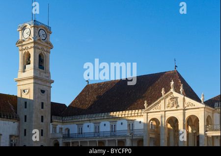 Università di Coimbra torre e Via Latina al tramonto, Coimbra, Portogallo Foto Stock