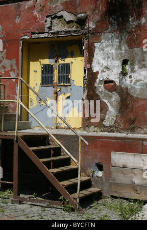 Porta vecchia e i passaggi di proprietà abbandonati Foto Stock
