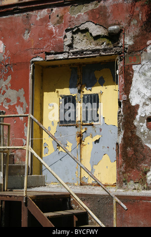 Porta vecchia e i passaggi di proprietà abbandonati Foto Stock
