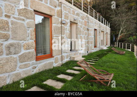 Salotto in legno sedie sul prato fuori del Casas da Lapa hotel, Lapa dos Dinheiros, Portogallo Foto Stock