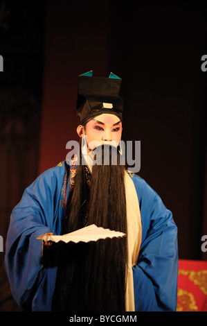 La Cina opera l'uomo con una lunga barba nera Foto Stock