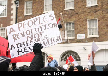 I manifestanti che protestavano davanti ambasciata egiziana a Londra Foto Stock