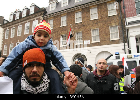 I manifestanti che protestavano davanti ambasciata egiziana a Londra Foto Stock