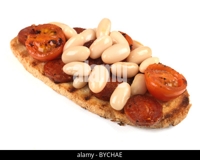 In italiano o in stile mediterraneo salamino piccante Salsiccia e Fagioli Cannellini su Toast contro uno sfondo bianco con nessun popolo e un tracciato di ritaglio Foto Stock