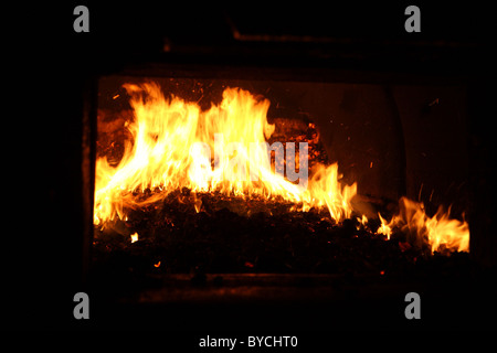 Intenso calore e fiamme nel fuoco della grata di una caldaia Foto Stock