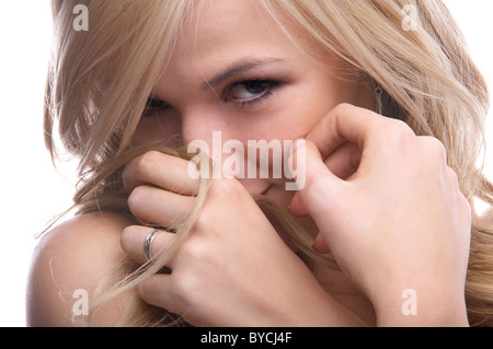 filo di capelli biondi ricci donna isolato e piastra per capelli, ferro  arricciante, asciugacapelli spazzola rotante Foto stock - Alamy