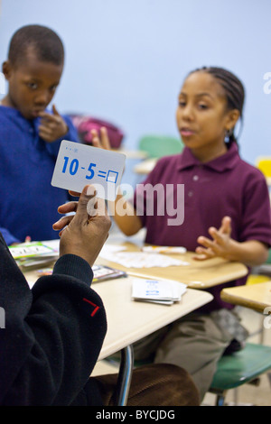 La matematica delle flashcards in aula a Washington DC Foto Stock