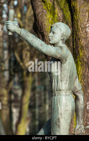 Scultura di "il ragazzo di Coventry' al di fuori della cattedrale, Coventry, West Midlands, Regno Unito Foto Stock