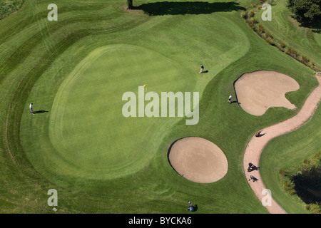 Vista aerea del Golf green con bunker e i giocatori di Branston Golf e Country club in Staffordshire REGNO UNITO Foto Stock