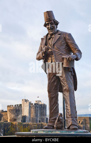 Statua di Tommy Cooper nella sua città natale Caerphilly Wales UK Foto Stock