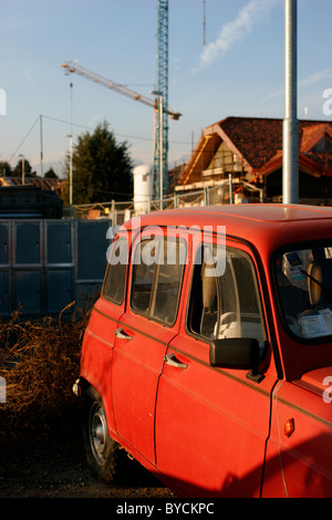 Red vecchia auto in Italia nei pressi di un nuovo sito di costruzione Foto Stock