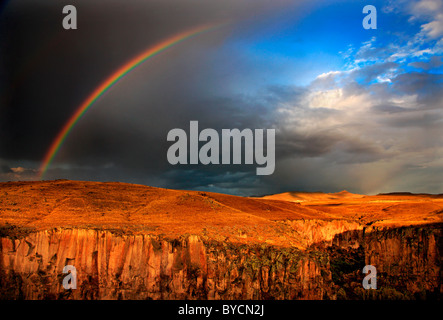 Una bella "metà" Arcobaleno dopo la tempesta su Ihlara Valley. Aksaray, Cappadocia, Turchia Foto Stock