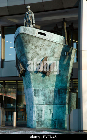 La scultura presso la sede centrale di Londra dell'Organizzazione marittima internazionale Albert Embankment Foto Stock