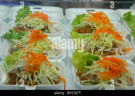 Catfish insalata tritare sul display e per la vendita , thai fast food , il mercato del fine settimana di Chatuchak , Bangkok , Thailandia Foto Stock