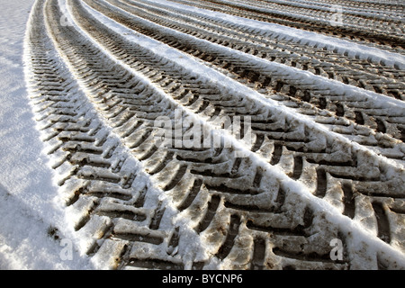 Tracce di pneumatici nella neve Foto Stock