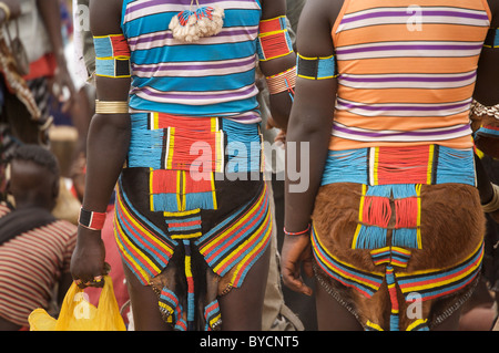 Le donne nei tradizionali abiti tribali, demeka mercato, jinka, sud Etiopia Foto Stock