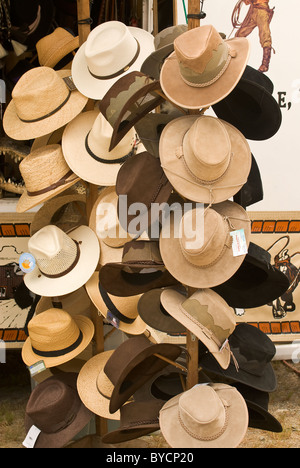 Cappelli da cowboy in un rack Foto Stock