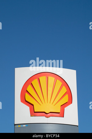 La Royal Dutch Shell logo su un segno al di fuori di una stazione di benzina Wick Lane, Stratford, Londra. Ott 2010 Foto Stock