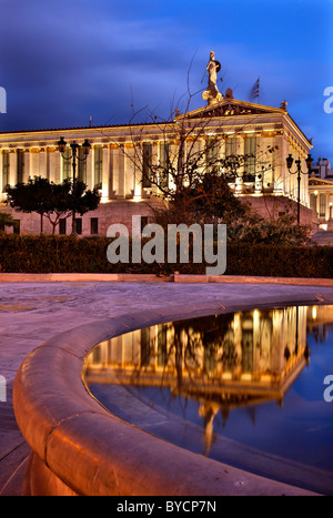 L'Accademia di Atene, un bellissimo edificio neoclassico, in 'blu' ora. Atene, Grecia Foto Stock