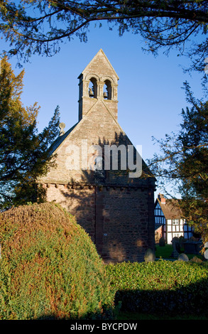 Campanile di Kilpec chiesa di Santa Maria e San Davide chiesa vicino a Hereford in Inghilterra con il romanico arcate Normanne ed esposte campane Foto Stock