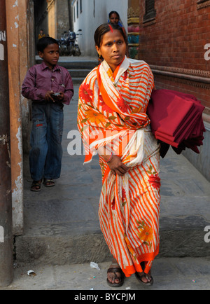 Signora indù ,i popoli vive (i nepalesi) , per vivere e morire in Kathmandu, vita in Kathmandu ,kathmandu vita di strada, Nepal Foto Stock