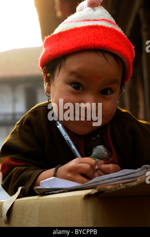Ragazzo giovane iscritto,popoli vive ( i nepalesi) , per vivere e morire in Kathmandu, vita in Kathmandu , kathmandu vita di strada , il Nepal Foto Stock