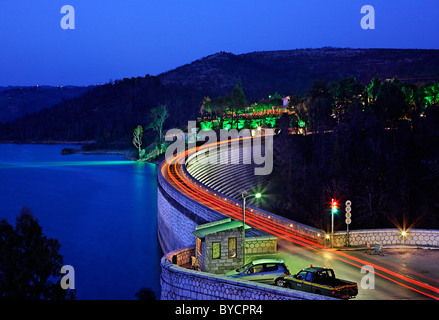 Maratona diga e lago artificiale, in 'blu' ora. Attica, Grecia Foto Stock