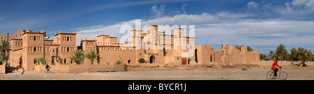 Ampio panorama di ocra terra e paglia villaggio fortezza kasbah amerhidil in skoura oasi boschetto di palme dades valley marocco Foto Stock