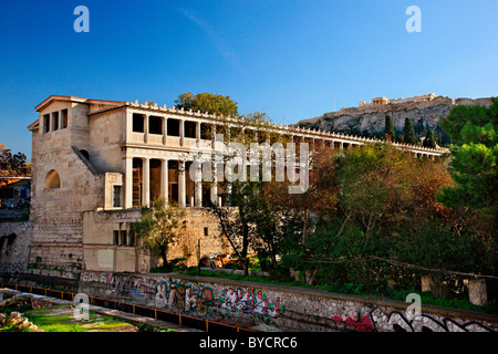 La Stoa ("galleria") di Attalos, uno dei luoghi più spettacolari nell'Antica Agorà di Atene. In BG, l'Acropoli Foto Stock