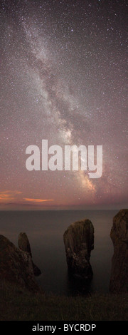 La Via Lattea - Elegug pile, Pembrokeshire, Wales, Regno Unito : Come si vede in Daily Mail, Telegrafo Foto Stock