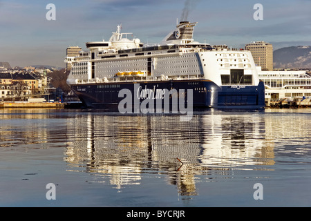 Linea di colore auto e traghetto passeggeri la magia dei colori ormeggiate nel porto di Oslo Norvegia su una soleggiata giornata invernale Foto Stock