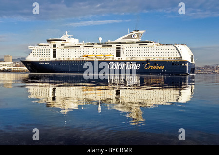Linea di colore auto e traghetto passeggeri la magia dei colori ruotando nel porto di Oslo Norvegia en route a Kiel in Germania. Foto Stock