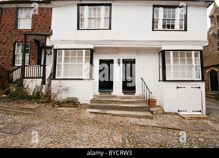 Parte anteriore del 'la casa con due porte anteriori' In Mermaid Street Segala East Sussex England Foto Stock